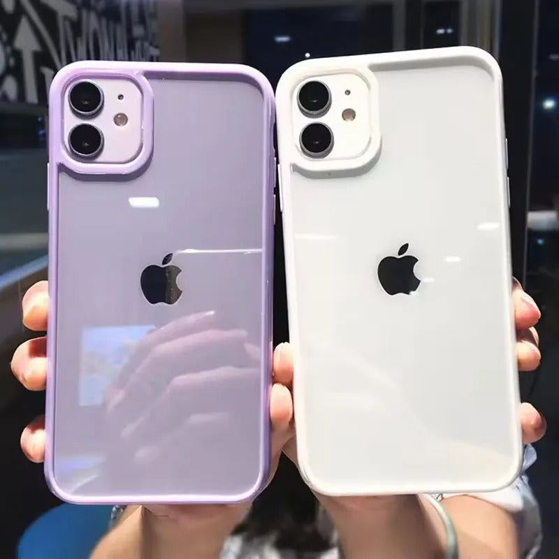 iPhone-skydd i stötdämpande silikon. Genomskinligt mobilskal med förstärkta, färgade kanter.