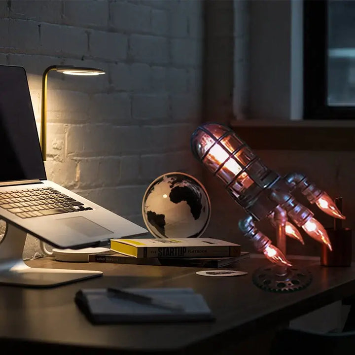 Varmt, inbjudande ljus från en steampunk raketlampa. Dekorativ retro belysning för mysig inredning.