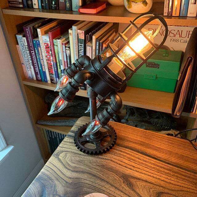 Steampunk raketlampa, en central del av industriell inredning. Modern design med tydlig retro touch.