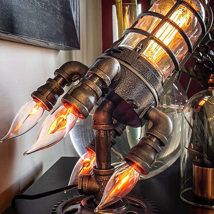 Unik steampunk raketlampa, dekorativ belysning med industriell känsla. Perfekt för retro inredning.
