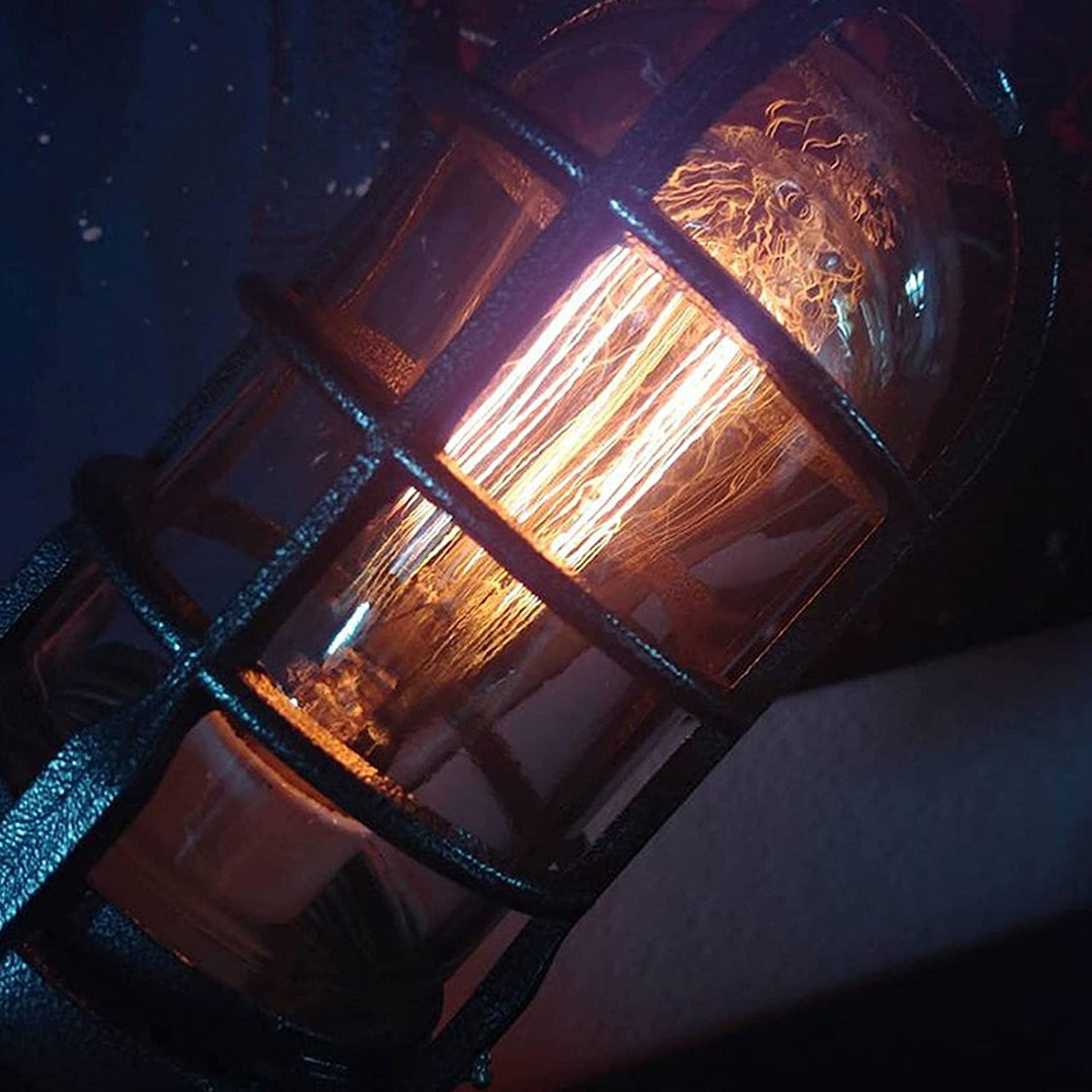 Modern steampunk raketlampa, nattlampa med unik design. Industriell inredning och mysig belysning.