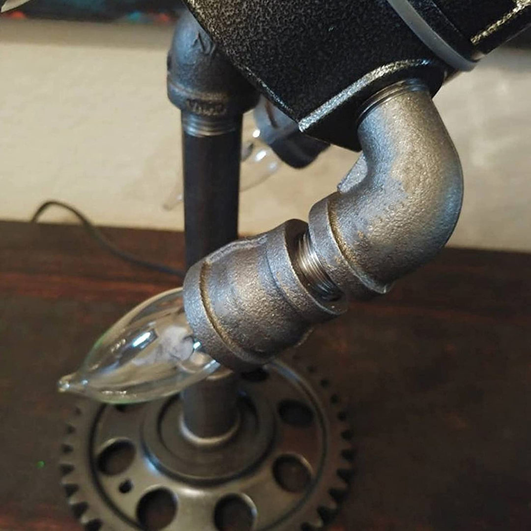 Steampunk designlampa som lyser upp rummet. Industriell retro belysning med unik raketdesign.