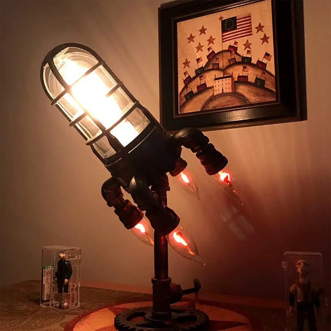 Handgjord steampunk raketlampa, unik industriell inredningsdetalj och stämningsfull belysning.