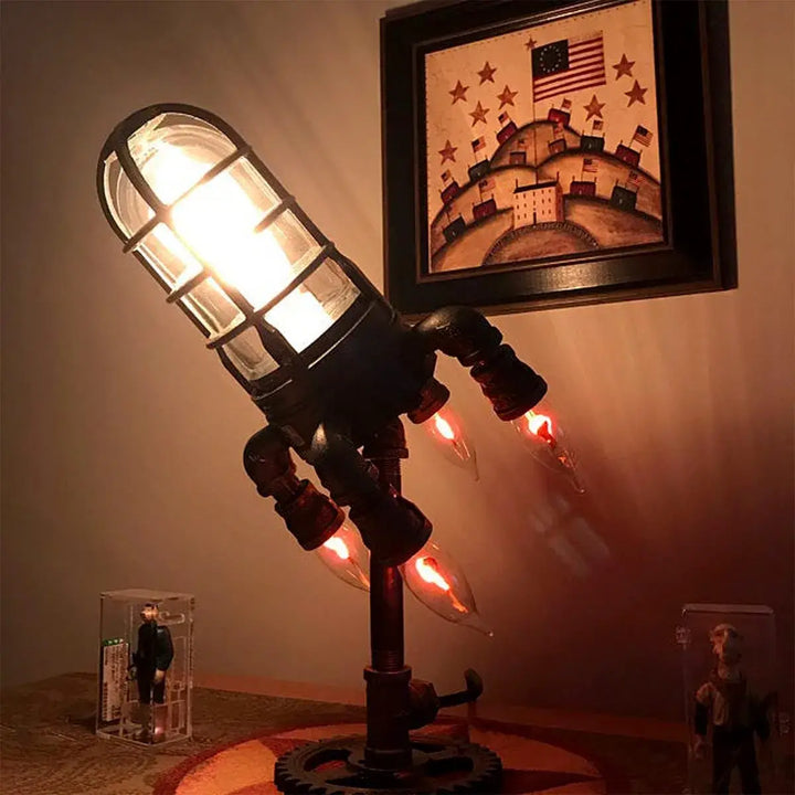 Handgjord steampunk raketlampa, unik industriell inredningsdetalj och stämningsfull belysning.