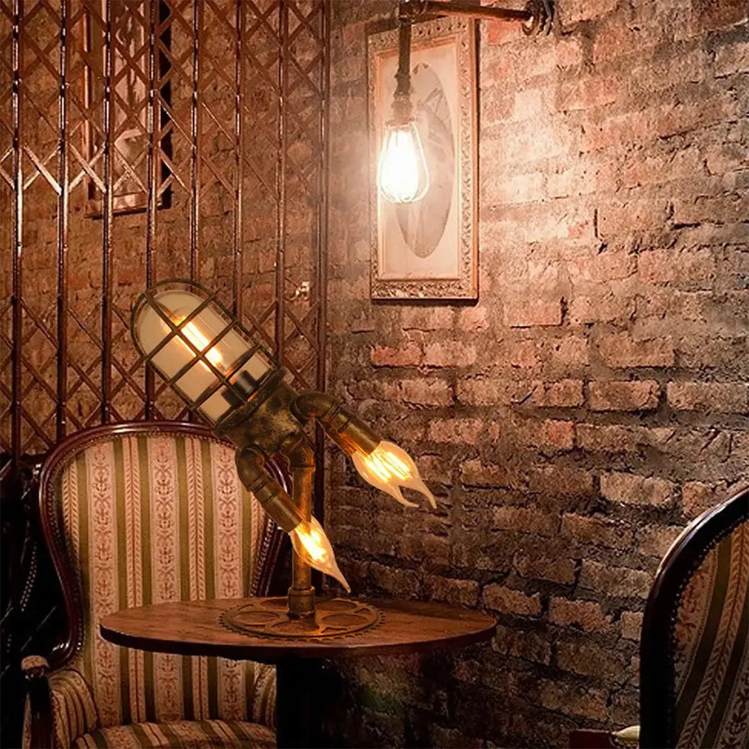 Steampunk raketlampa sedd från sidan, med sina industriella rör och retro design. En cool lampa.