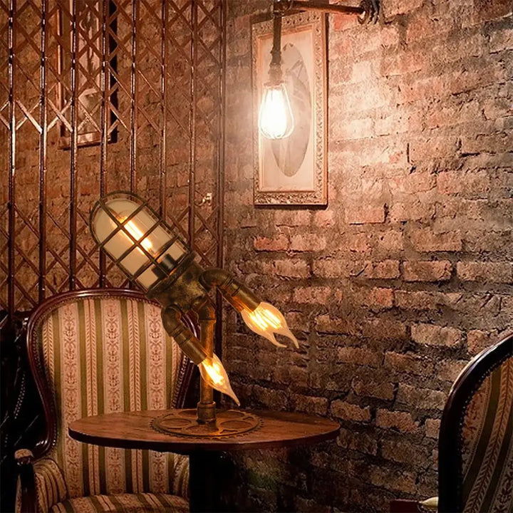 Steampunk raketlampa sedd från sidan, med sina industriella rör och retro design. En cool lampa.