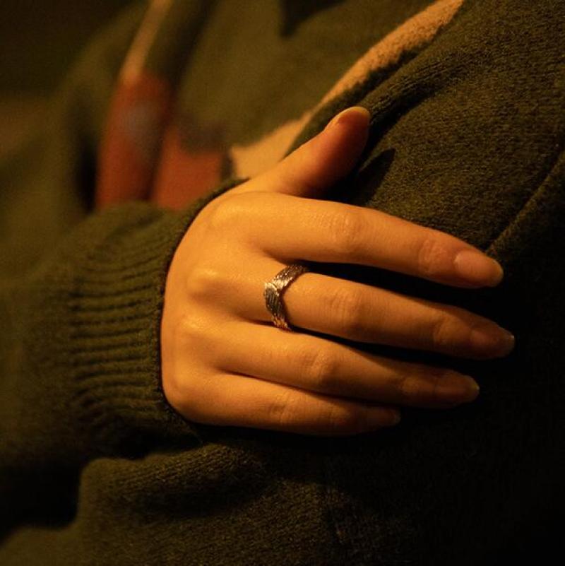 Symbolisk änglavinge ring i sterling silver för damer, ger skydd och vägledning. En fin accessoar.