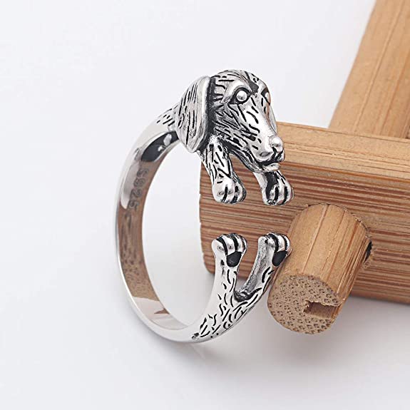 Detaljerad taxring i sterling silver, perfekt accessoar för hundägare.