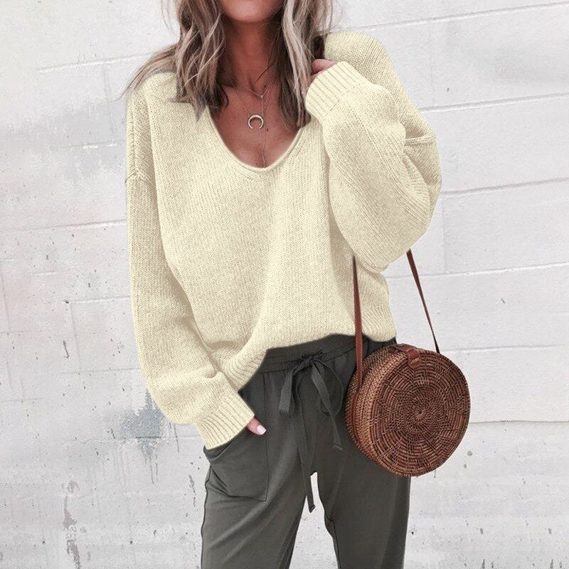 Modell i tidlös stickad damtröja. Elegant pullover som passar perfekt för både vardag och fest. Vinterkläder.