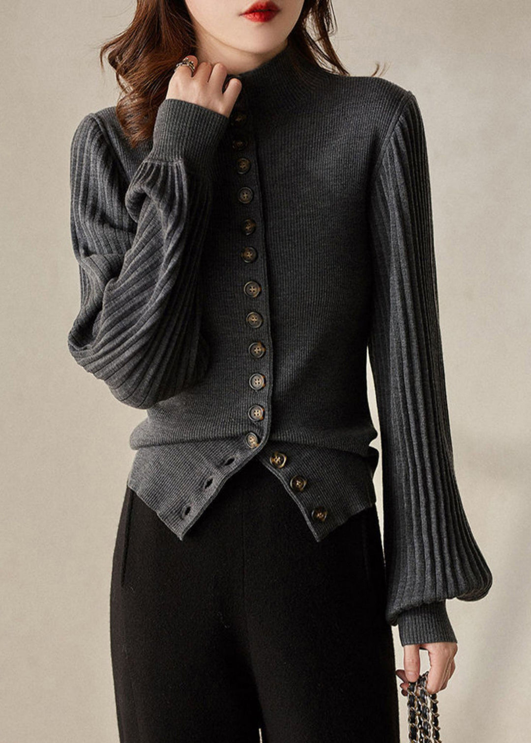 Elegant stickad damtröja med hög krage och lyktärmar, perfekt för vardagslook
