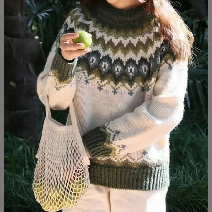 Klassisk rundhalsad damtröja. Mjuk, stickad pullover i stilren design för en bekväm vardagsstil.