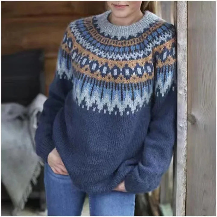 Lyxig stickad damtröja med rund hals. Mjuk och bekväm pullover för en avslappnad men trendig stil.