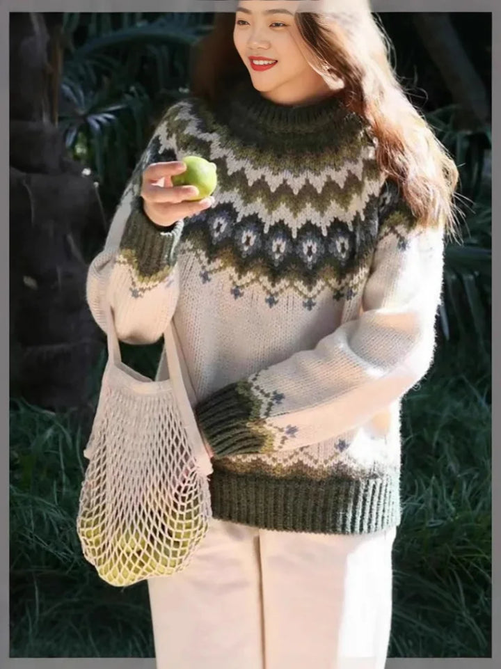 Modern damtröja med rund hals. Stickad pullover i färgglad färgblockering, en trendig del av kvinnors mode.