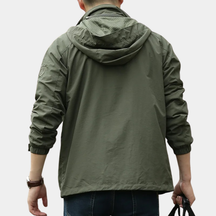 Herrjacka med vattenavvisande funktion, idealisk för hösten. Ett stilfullt ytterplagg för aktivt höstmode.