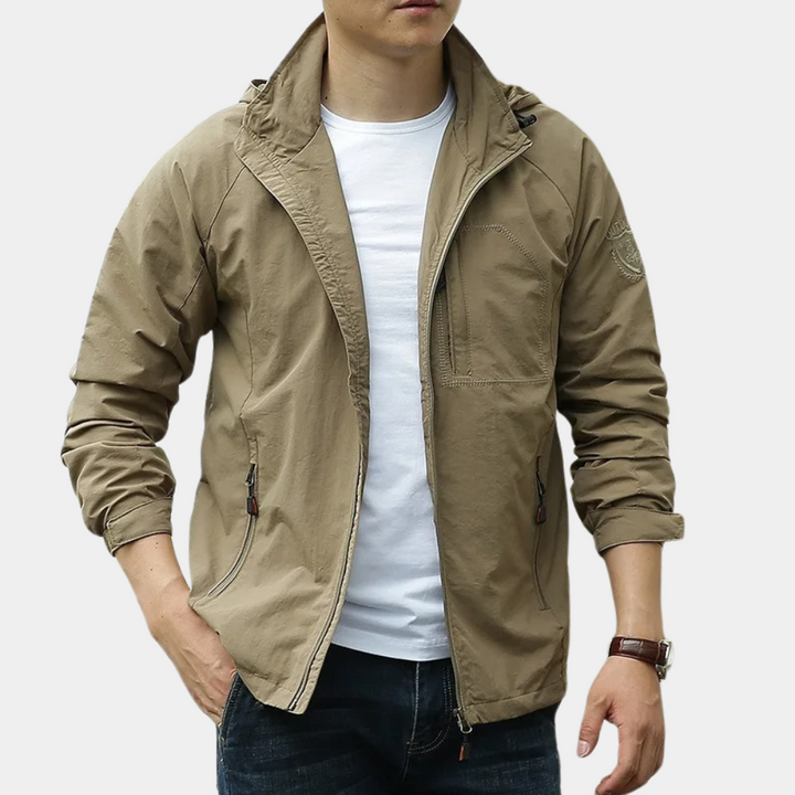 Man bär stilfull höstjacka i modern passform, ett bekvämt och snyggt ytterplagg för höstmode.
