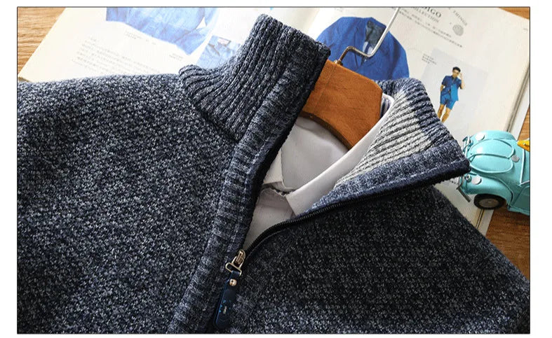 Detaljbild av en modern herrtröja med halvdragkedja. Mjuk stickning för en bekväm fritidslook.