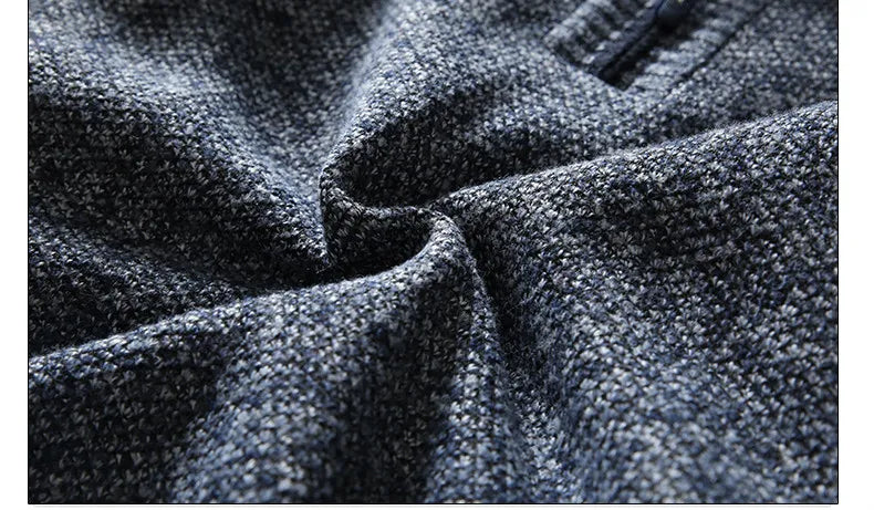 Varm vintertröja med halvdragkedja i klassisk design. Stilig herrklädsel som passar alla tillfällen.