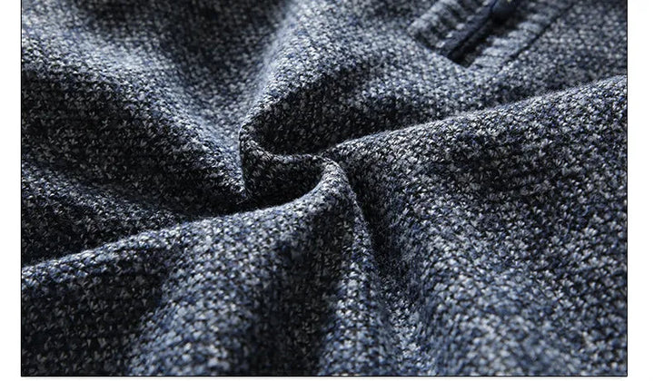 Varm vintertröja med halvdragkedja i klassisk design. Stilig herrklädsel som passar alla tillfällen.