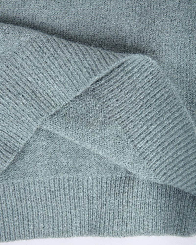 Ryggvy av stilfull stickad kvinnors vintertröja. Varmt dammode, perfekt vinterkläder.