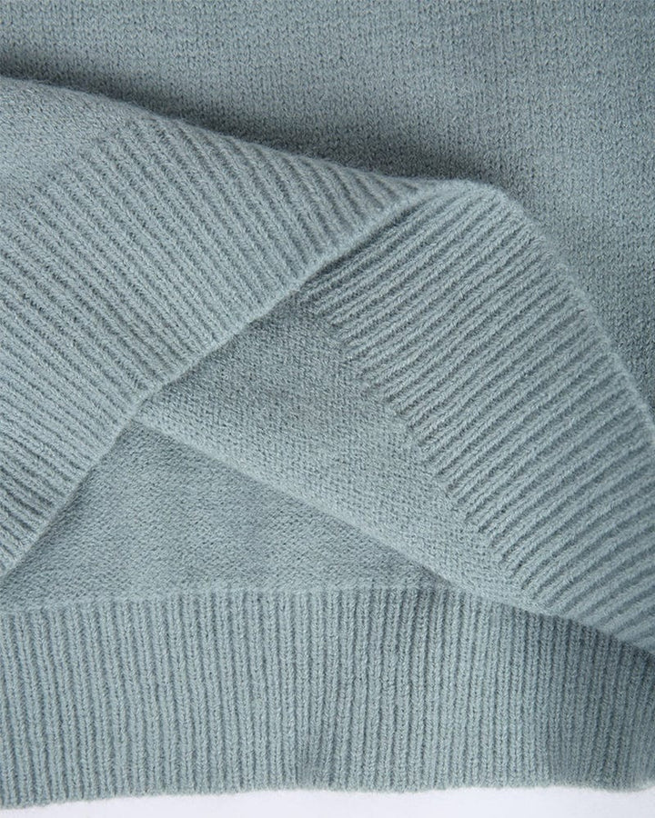 Ryggvy av stilfull stickad kvinnors vintertröja. Varmt dammode, perfekt vinterkläder.