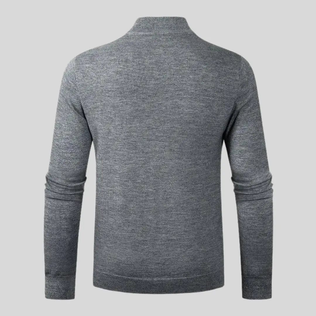 Elegant stickad herrtröja med stilren design, idealisk för höst- och vintermode.