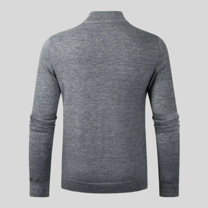 Elegant stickad herrtröja med stilren design, idealisk för höst- och vintermode.