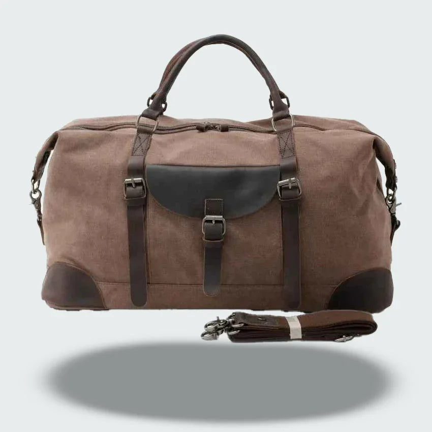 Man bär en elegant, mörk duffelväska över axeln, perfekt som rymlig weekendväska eller gymväska för herr.