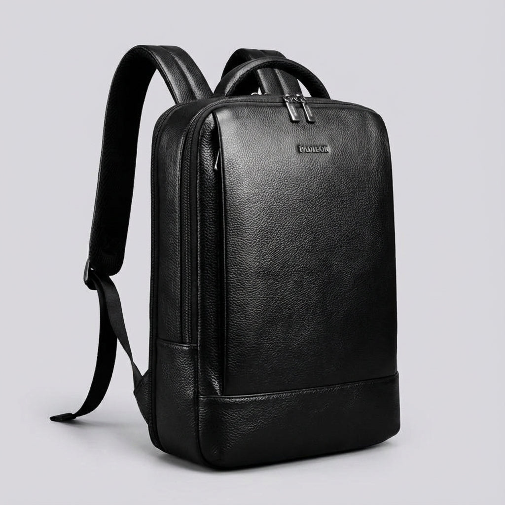 Bekväm pendlarryggsäck i skinn med vadderat laptopfack och smarta förvaringslösningar för arbete/skola.