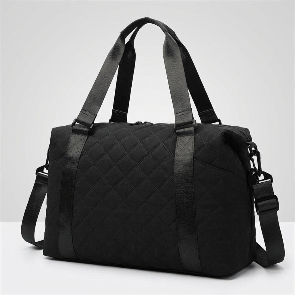 Modern Quiltiva weekendväska, vadderad för skydd. Perfekt som handbagage och mångsidig gymväska.
