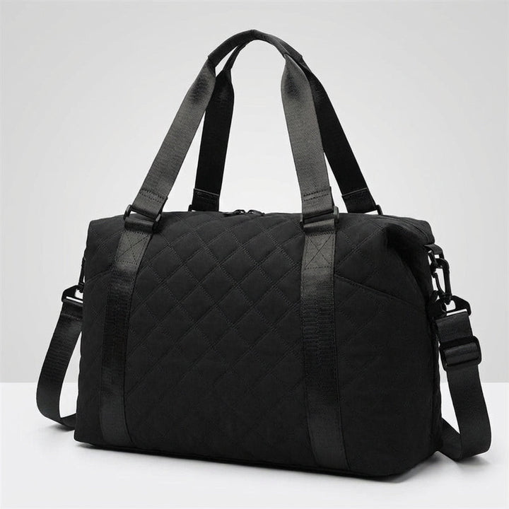 Modern Quiltiva weekendväska, vadderad för skydd. Perfekt som handbagage och mångsidig gymväska.