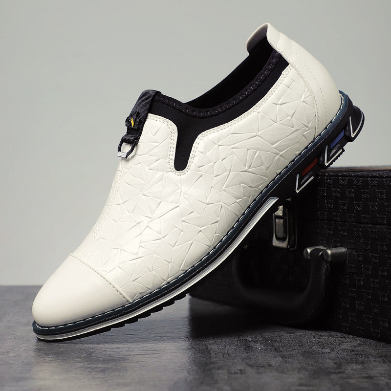 Herr loafers med iögonfallande geometriskt mönster, en modern och stilfull sko för män.