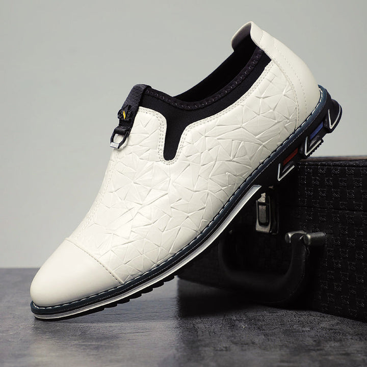 Herr loafers med iögonfallande geometriskt mönster, en modern och stilfull sko för män.