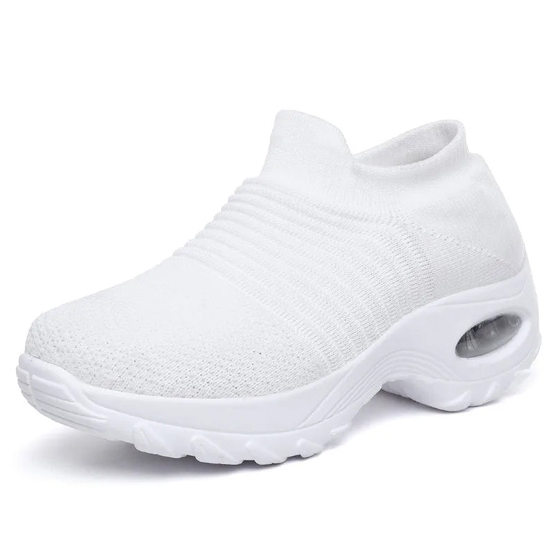 Detaljbild av plattformssneakers för kvinnor, visar robust sula och högkvalitativt material för komfort.