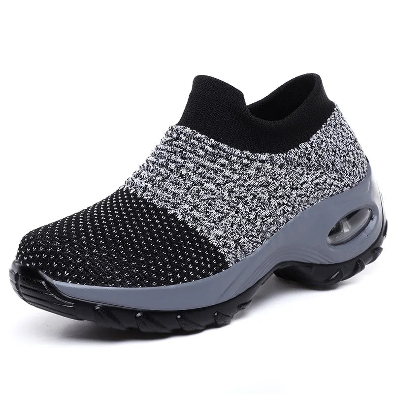 Kvinnors plattformssneakers i aktion, visar bekvämlighet och stil vid gång, perfekta vardagsskor.