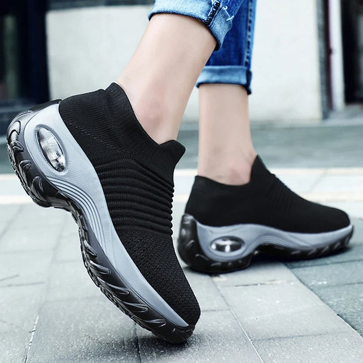 Svarta plattformssneakers för kvinnor, stiliga och bekväma damskor med modern höjd för vardagsbruk.