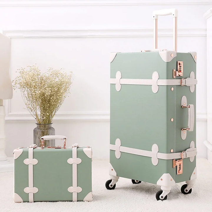 Robust retro hårdkantsväska i set om två. Skydda ditt bagage med detta slitstarka vintage resväskset.
