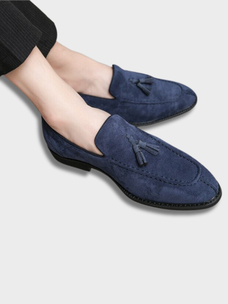 Klassiska bruna italienska loafers för män. Eleganta herrskor med tidlös design som lyfter varje outfit.