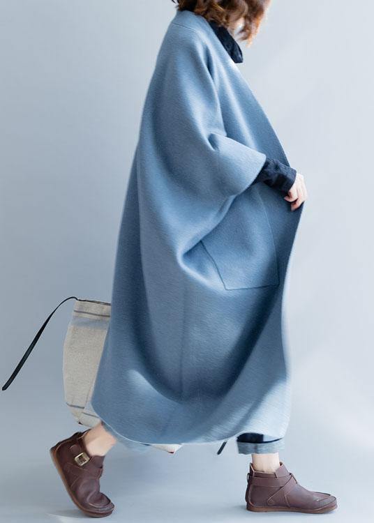 Lång damkappa i beige med trendiga batwing ärmar, perfekt lös passform. Stilren höst/vinterjacka.