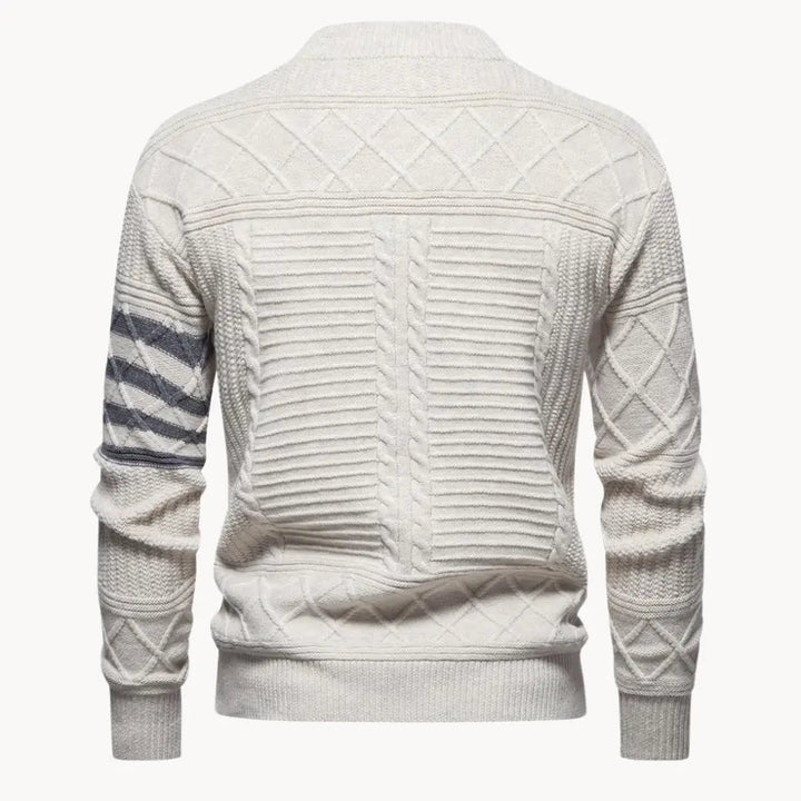 Elegant herrtröja i brun nyans med diskreta ribbdetaljer som ger en sofistikerad känsla.