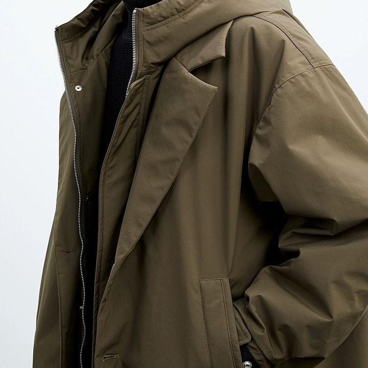 Modern svart herr trenchcoat med huva i plusstorlek. Vattenavvisande design för höst och vinter.