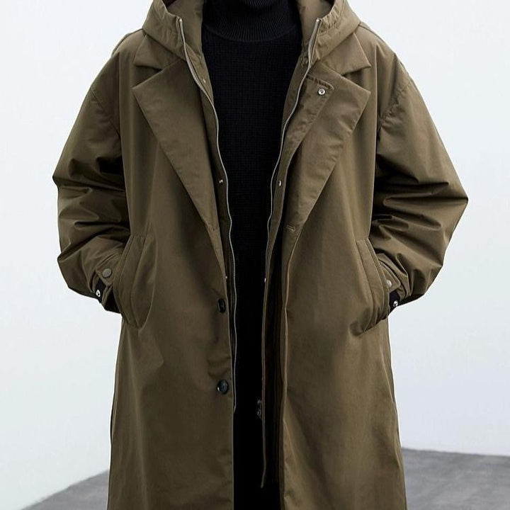 Detaljbild på huvan till en elegant herr trenchcoat. Vattenavvisande material i stilren design.