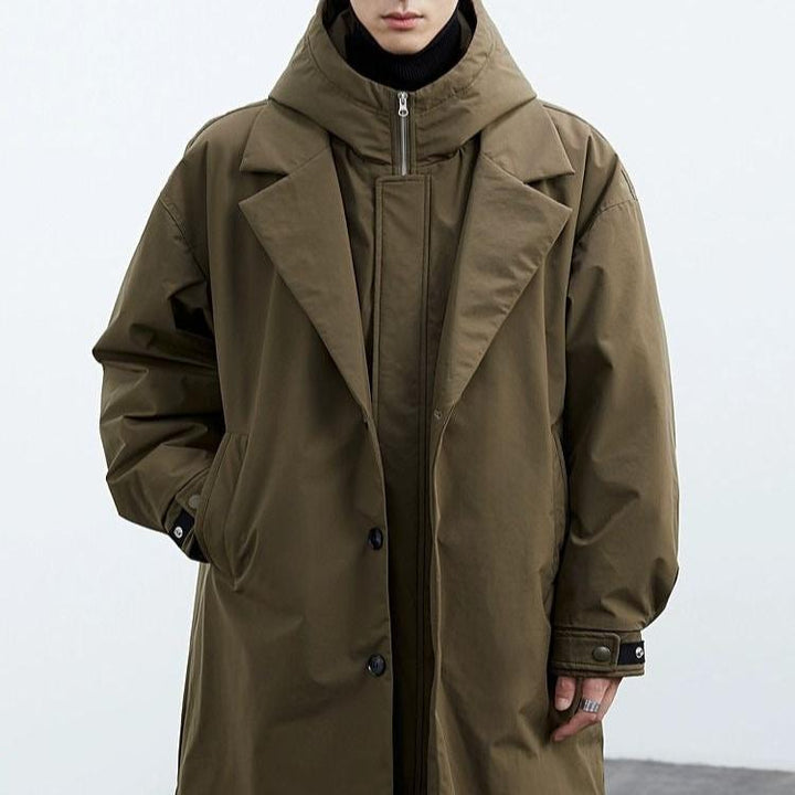 Elegant brun herr trenchcoat med huva, idealisk som höst- och vinterkappa. Stilren och tidlös design.