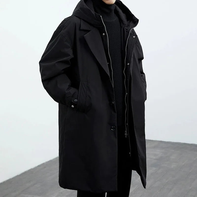 Närbild på vattenavvisande tyg i en stilren herr trenchcoat med huva. Skyddande höst- och vinterkappa.