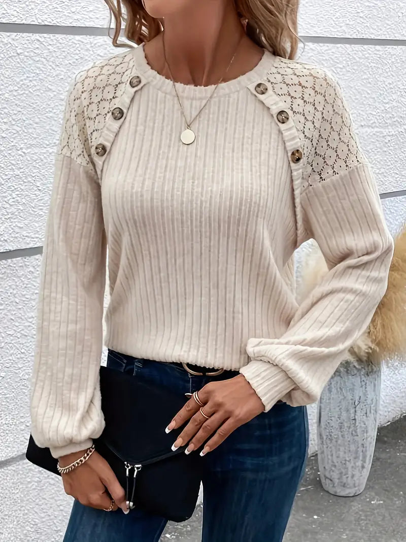 Stilren dam långärmad t-shirt med rund hals, perfekt basplagg för bekväm vardagsstil. Mångsidigt mode.