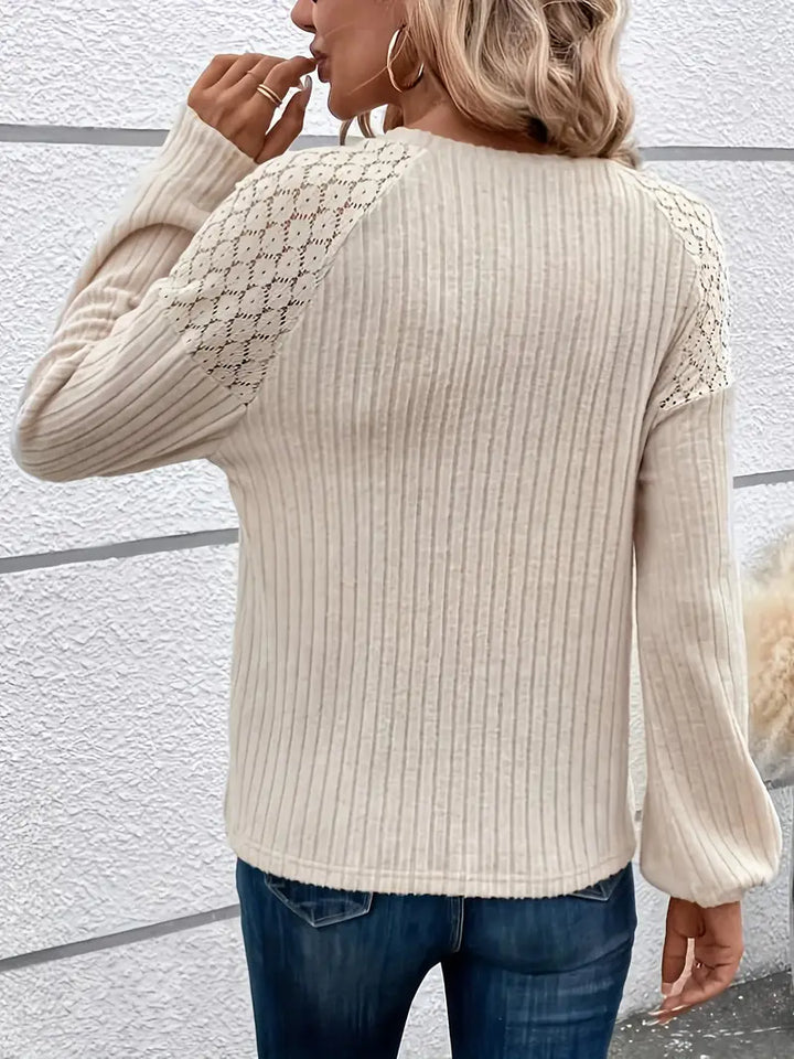 Dam t-shirt långärmad i stilren design med rund hals, perfekt som basplagg för en chic vardagslook.