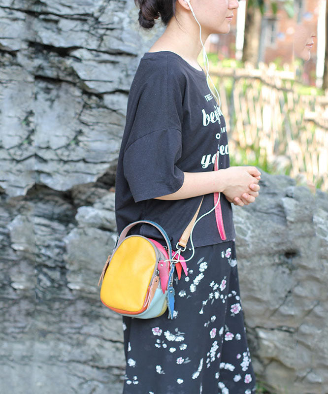 Elegant färgblock messengerbag för dam. Detaljerad design, slitstark handväska med säker stängning.