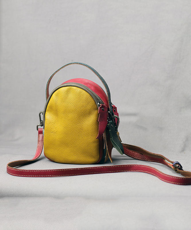 Modeaccessoar: dam messengerbag i färgblock bärs över axeln. Stilren och praktisk axelväska för alla tillfällen.