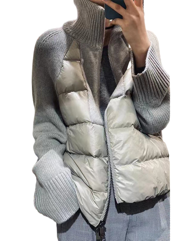 Stilren dam parka med hög krage och dragkedja. Varm vinterjacka för kvinnor, perfekt för höst- och vintermode.
