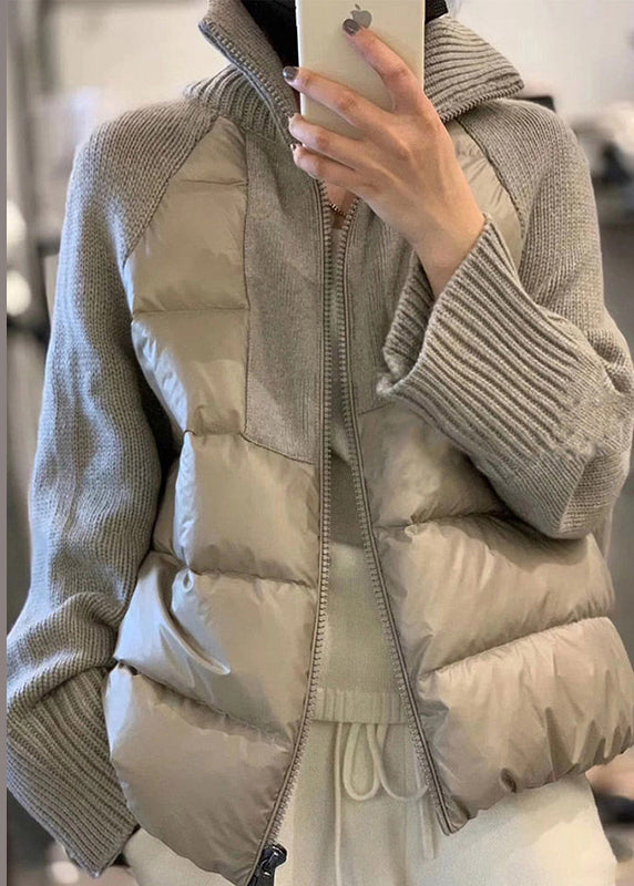 Detaljbild av dam parka: Hög krage, robust dragkedja. En trendig och varm ytterjacka för vintern.