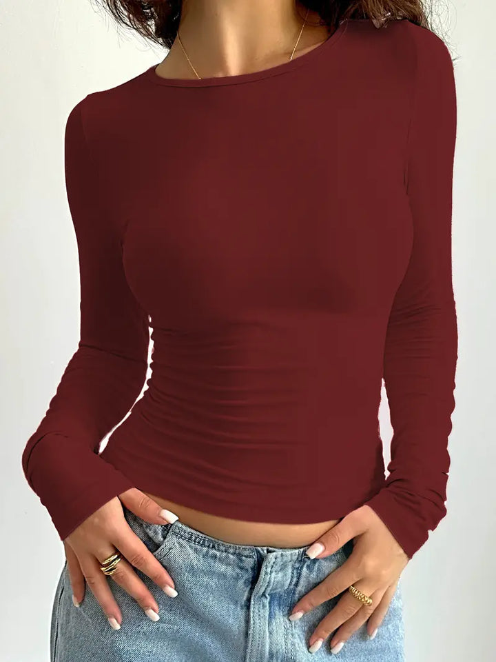 Elegant & enkel långärmad dam t-shirt med rund hals. Tidlöst basplagg för stilren vardagsmode för kvinnor.